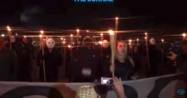 Apoiadores de Bolsonaro realizam ato em frente ao STF com tochas e máscaras