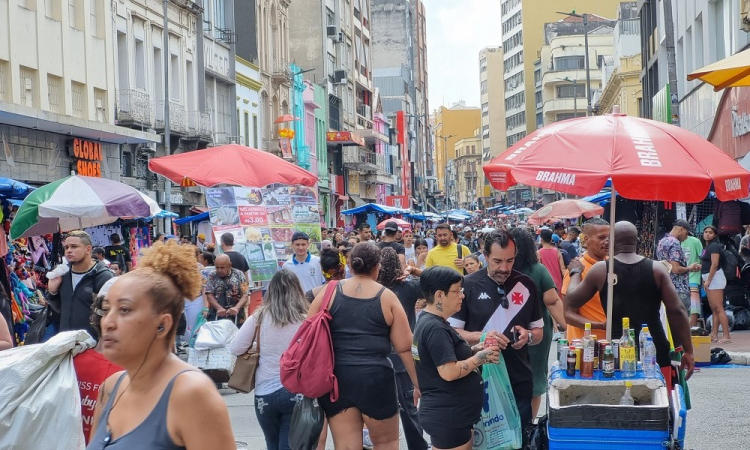 Renda da população mais pobre do Brasil sobe 12,6% e bate recorde