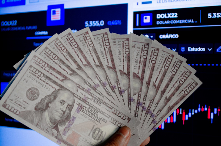Dólar à vista tem queda significativa e fecha em R$ 5,16